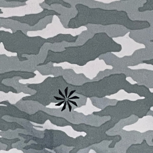 Athleta Salutation Stash Pocket Gray Camo 7/8 Tight Leggings - 47051 - Picture 9 of 13